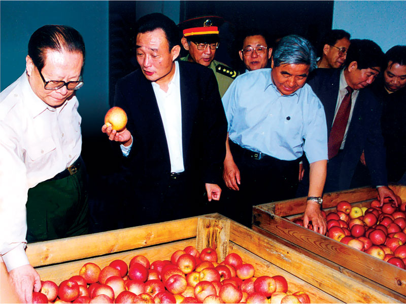 1999年6月16日，國家領導人江澤民等視察華圣果業。.jpg