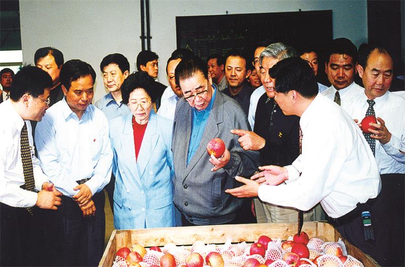 2000年5月4日中共中央政治局常委、全國人大常委會(huì)委員長李鵬視察華圣果業(yè).jpg