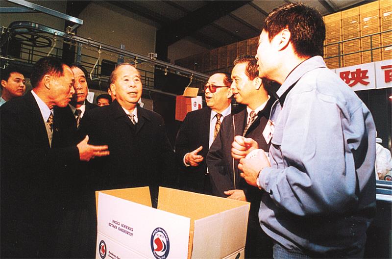 1569230032422421.jpeg 1999年12月10日,中共中央政治局常委、中央紀律檢查委員會書記尉健行視察華圣果業.jpg