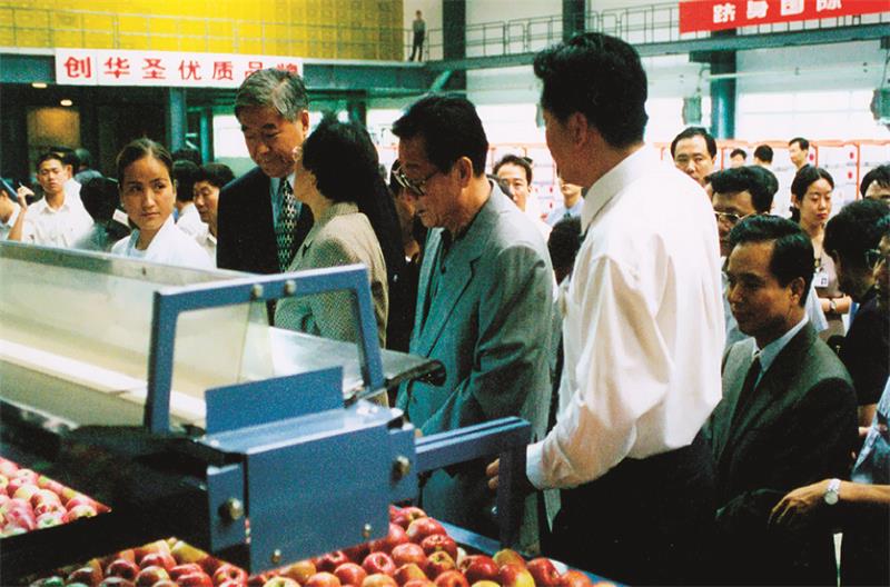 1569230262128533.jpeg 1999年9月5日中共中央政治局常委、全國政協主席李瑞環視察華圣果業.jpg